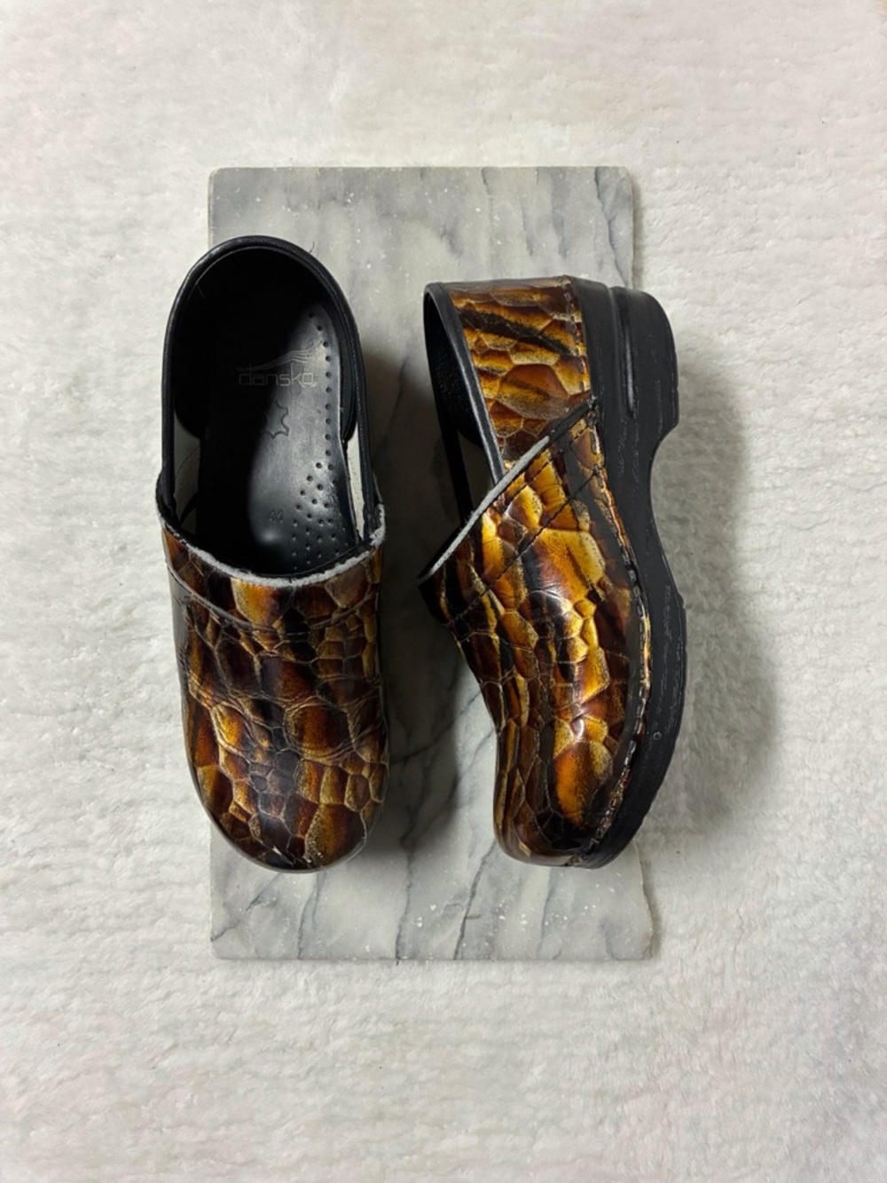 Dansko Clogs Size 10 Tortoise Shell Patent Leather Amber Nursing Shoes